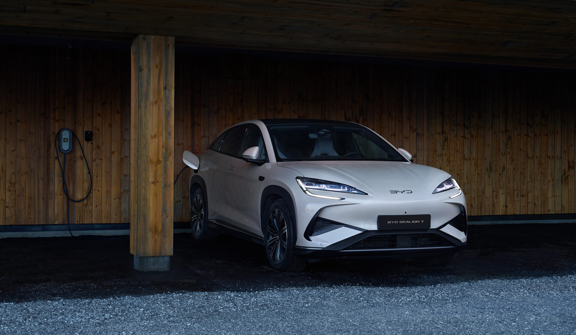 11、SEALION 7 LHD Lifestyle City Static Right Front 40° Charging download JPG