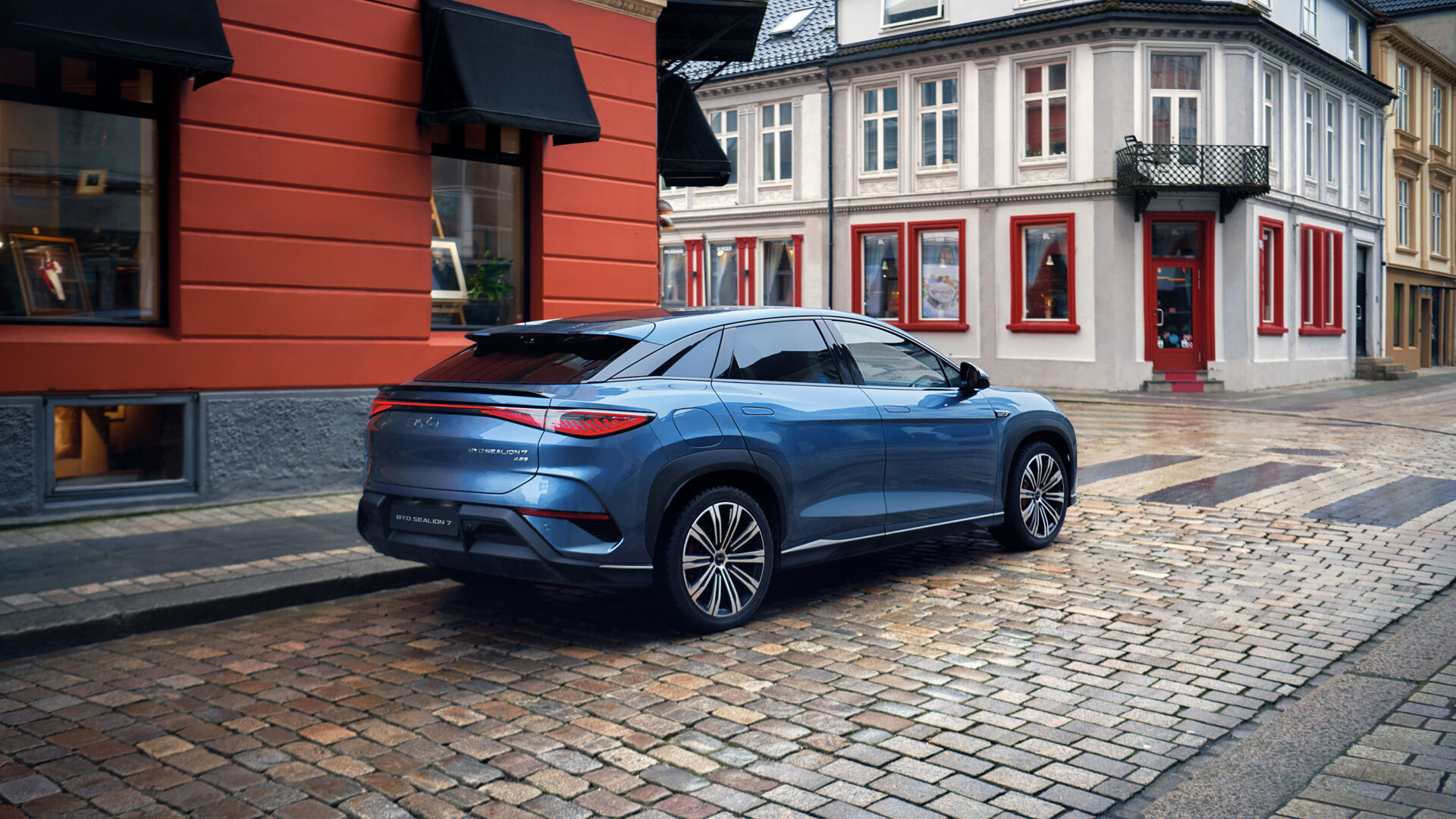 40、SEALION 7 LHD Lifestyle City Static Right Rear 65° download JPG 3000